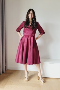 Sukienka z tafty z kieszeniami i paskiem